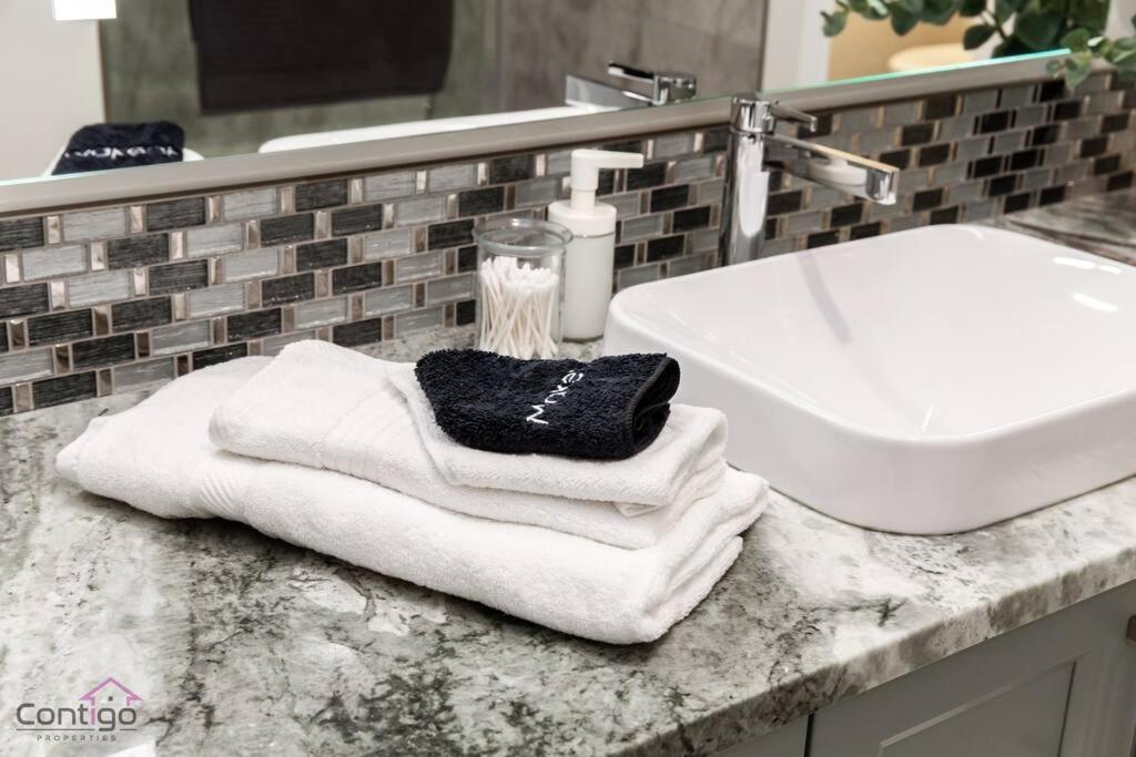 Holiday home The Azure, Near Dt & University, Two King Beds!