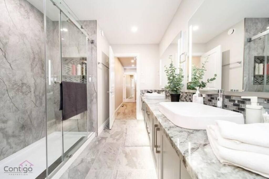 Holiday home The Azure, Near Dt & University, Two King Beds! *